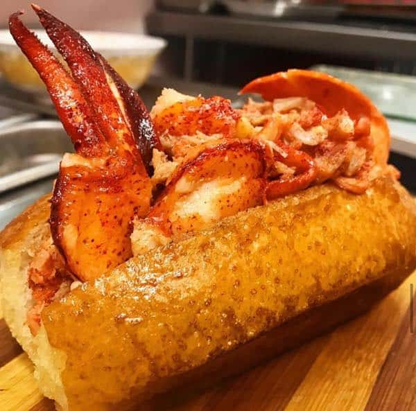 fat cheeks hawaii lobster roll