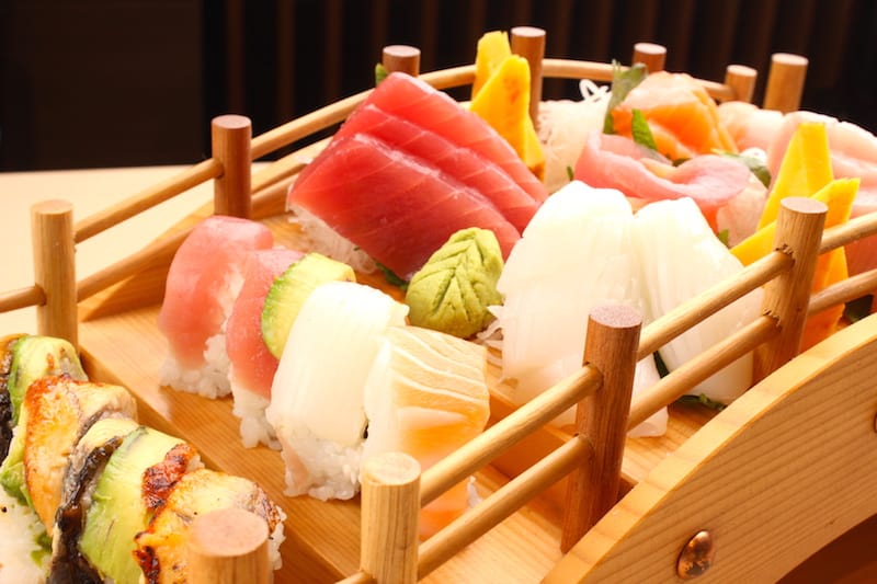 Waikiki Bridge (for 2 people) / Assorted fresh sashimi, rainbow roll, and dragon roll.