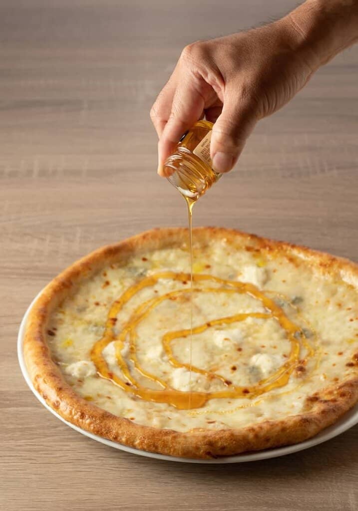 pizza quattro formaggi 2 arancino di mare