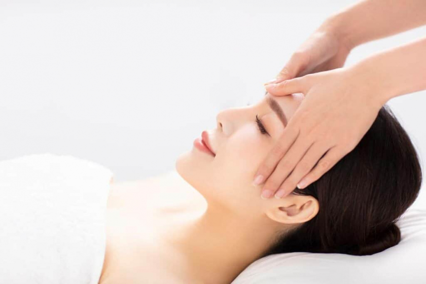 Therapist Kiyoko holds an esthetician certificate from CIDESCO, which is recognized worldwide.